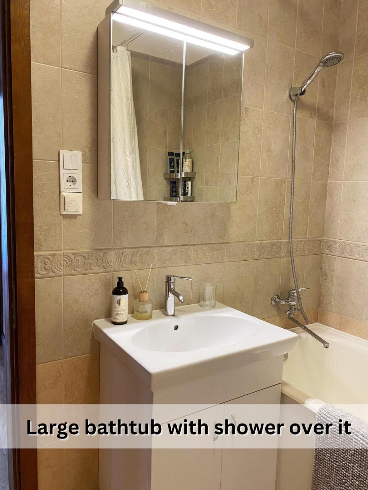 קובנה Spacious Old Town Apt, 3 Private Rooms, Sleeps 5-6 מראה חיצוני תמונה